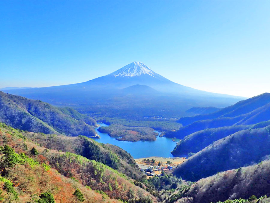 人気No.1 雪頭ケ岳より西湖越しに望む富士と青木ヶ原樹海の大パノラマ 